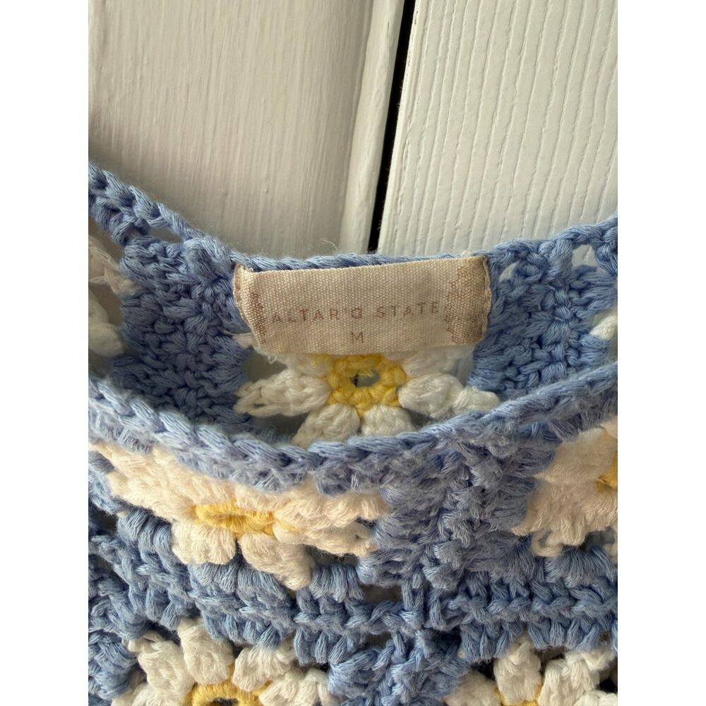 Crochet Daisy Cropped Tank Top - Picture 2 of 2